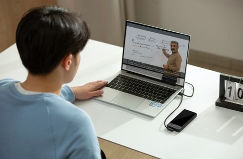 無懼跨語種挑戰 科大訊飛發布雙屏翻譯機，網友盛贊“真心硬核”翻譯服務